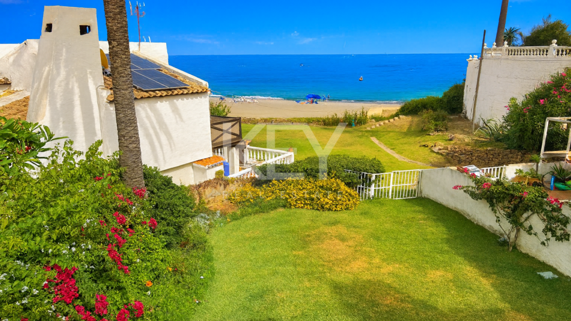 Реконструированная вилла на первой линии моря с прямым выходом к пляжу в Эстепоне