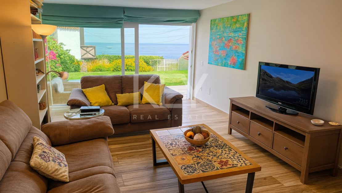 Реконструированная вилла на первой линии моря с прямым выходом к пляжу в Эстепоне