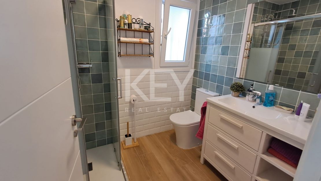 Реконструированная вилла на первой линии моря с прямым выходом к пляжу в Эстепоне