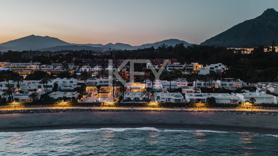 Элегантный дом у моря на Золотой Миле Марбельи