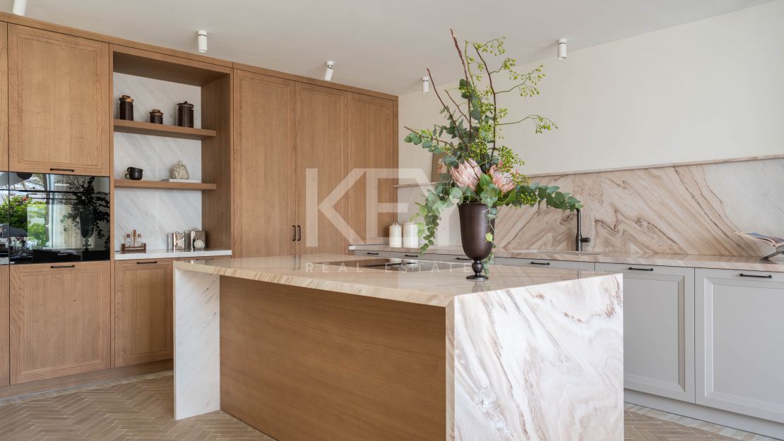 Элегантный дом у моря на Золотой Миле Марбельи