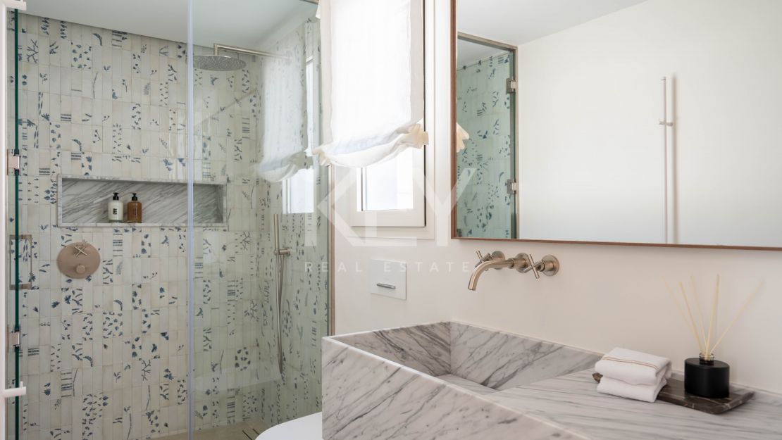 Элегантный дом у моря на Золотой Миле Марбельи