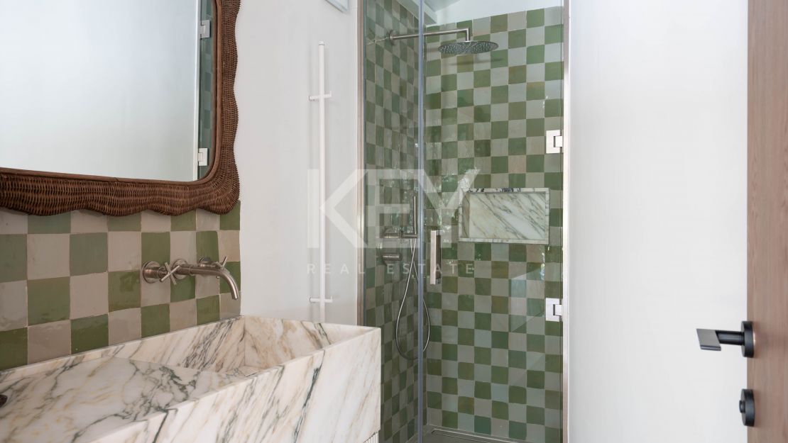 Элегантный дом у моря на Золотой Миле Марбельи