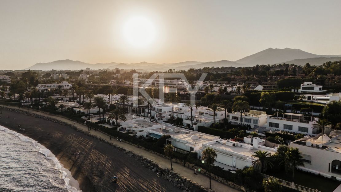 Элегантный дом у моря на Золотой Миле Марбельи