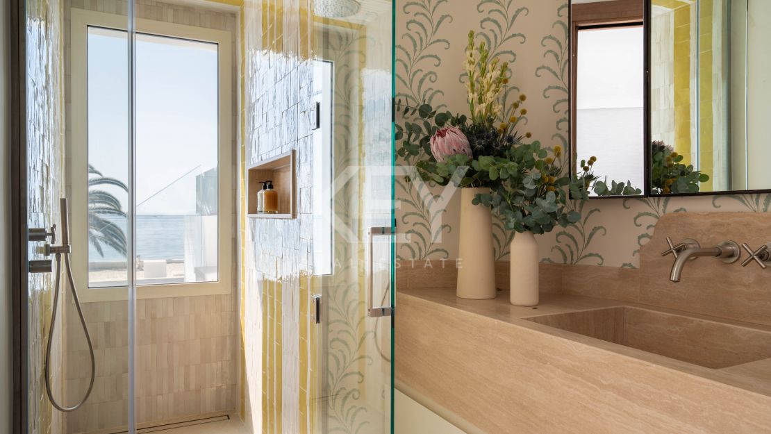 Элегантный дом у моря на Золотой Миле Марбельи