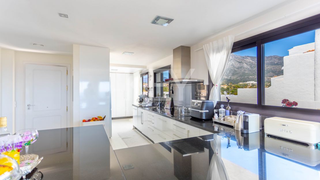 Penthouse with panoramic sea and mountain views in Marbella Golden Mile