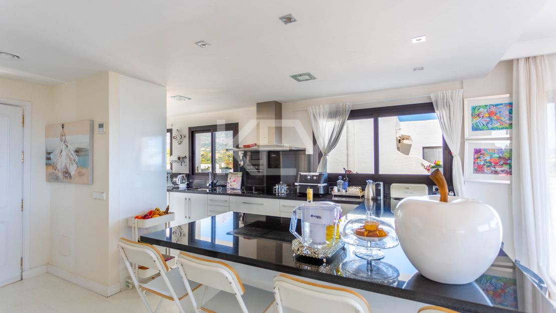 Penthouse with panoramic sea and mountain views in Marbella Golden Mile