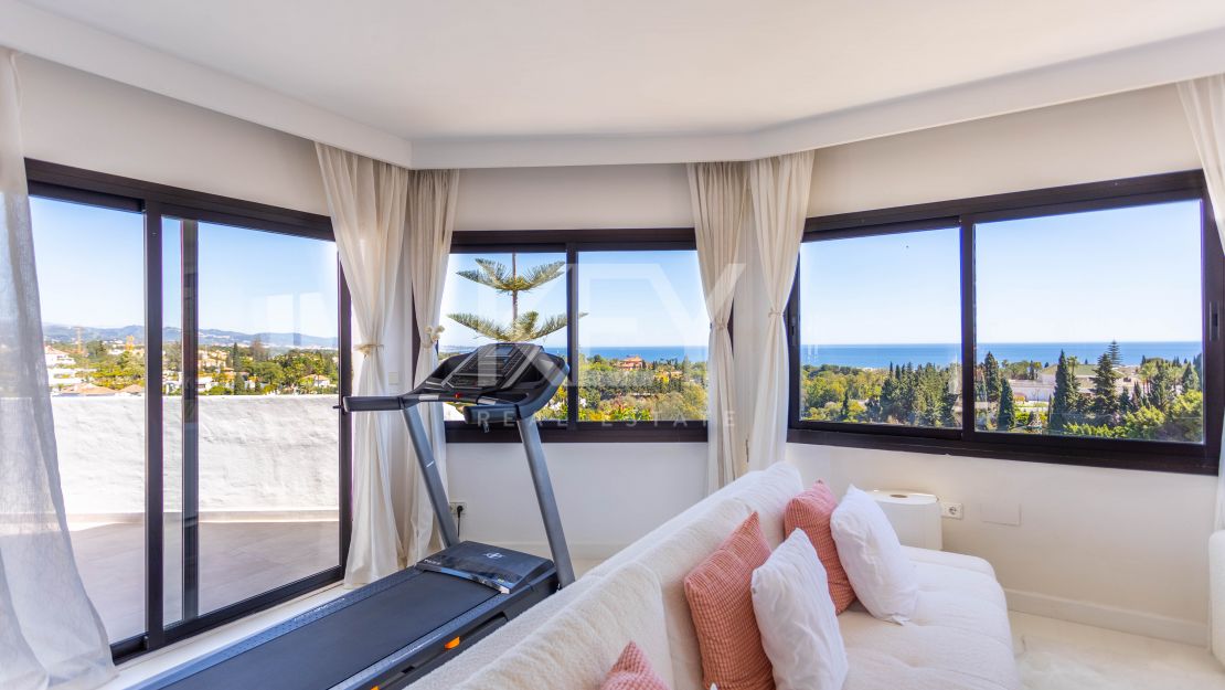 Penthouse with panoramic sea and mountain views in Marbella Golden Mile