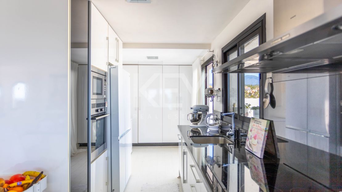 Penthouse with panoramic sea and mountain views in Marbella Golden Mile