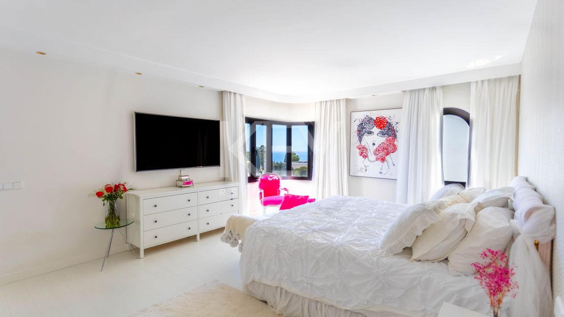 Penthouse with panoramic sea and mountain views in Marbella Golden Mile