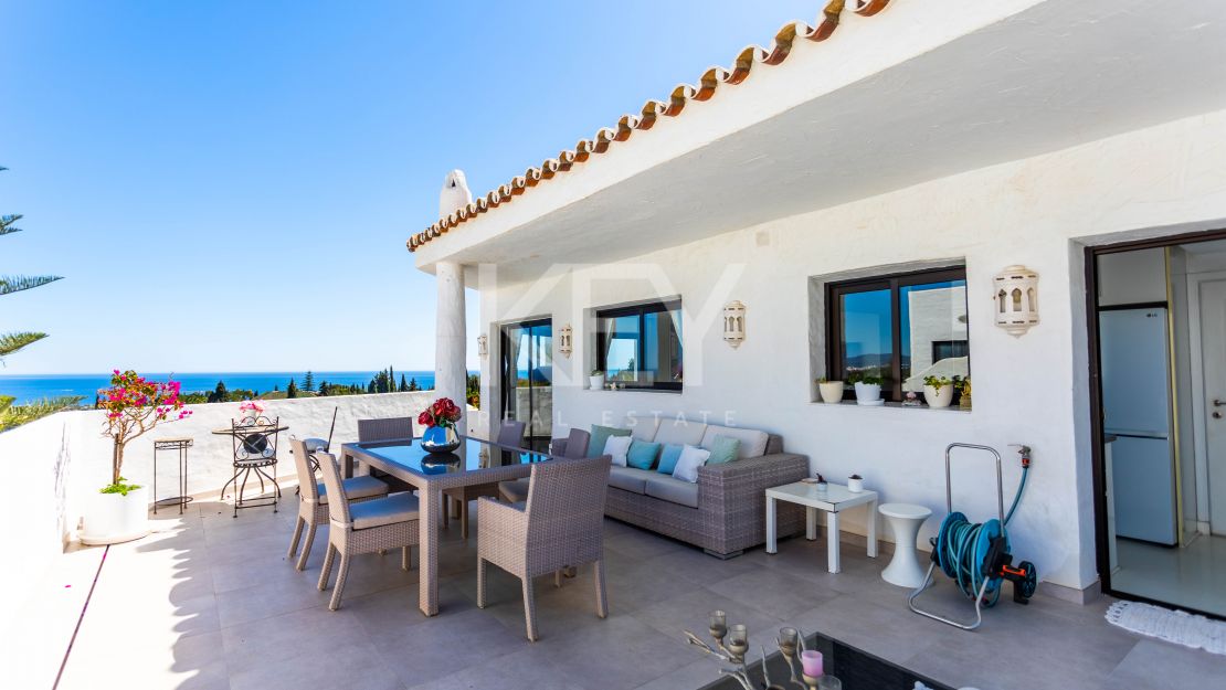 Penthouse with panoramic sea and mountain views in Marbella Golden Mile