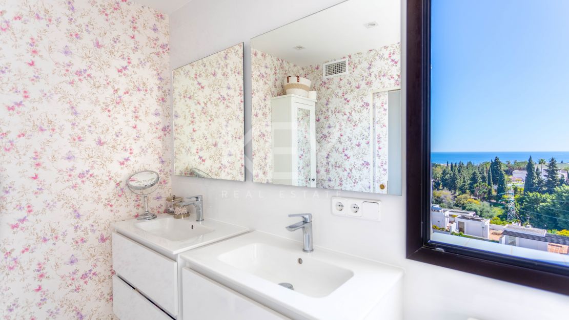 Penthouse with panoramic sea and mountain views in Marbella Golden Mile