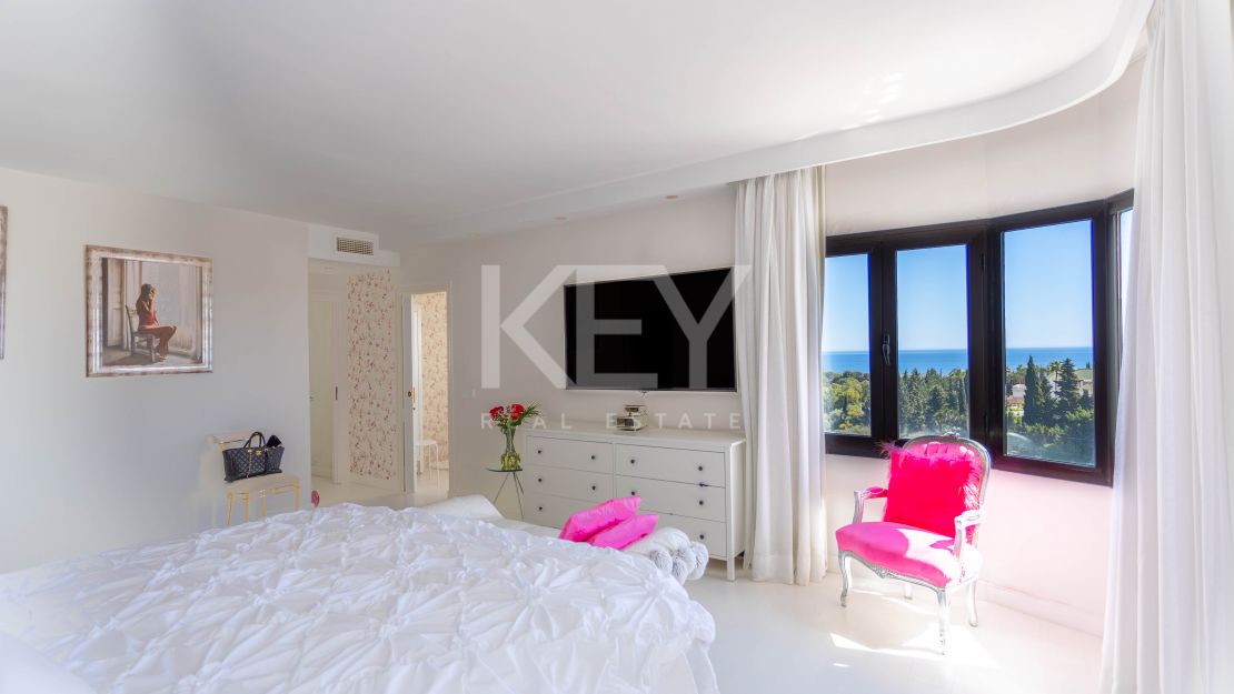 Penthouse with panoramic sea and mountain views in Marbella Golden Mile