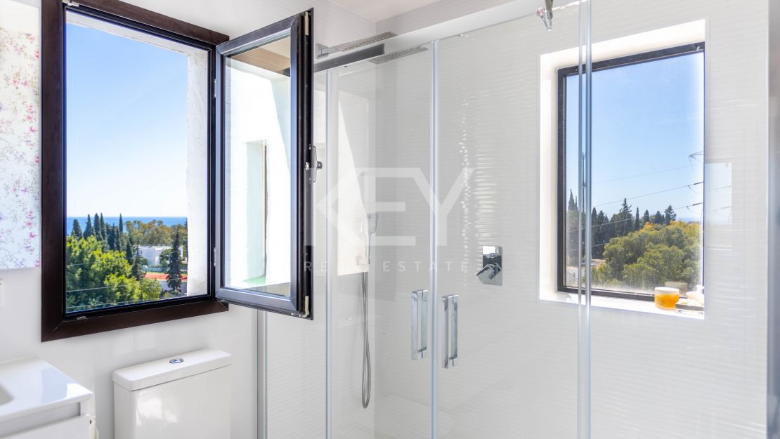 Penthouse with panoramic sea and mountain views in Marbella Golden Mile