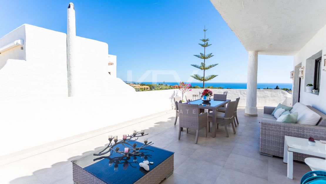 Penthouse with panoramic sea and mountain views in Marbella Golden Mile
