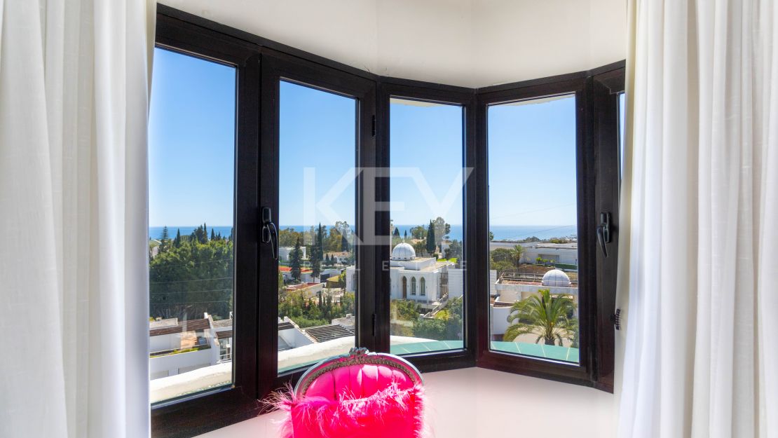 Penthouse with panoramic sea and mountain views in Marbella Golden Mile
