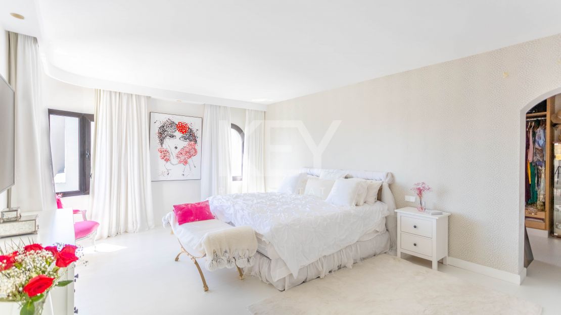 Penthouse with panoramic sea and mountain views in Marbella Golden Mile