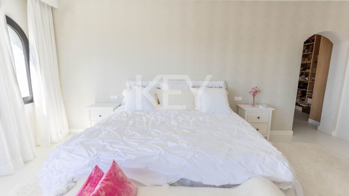 Penthouse with panoramic sea and mountain views in Marbella Golden Mile