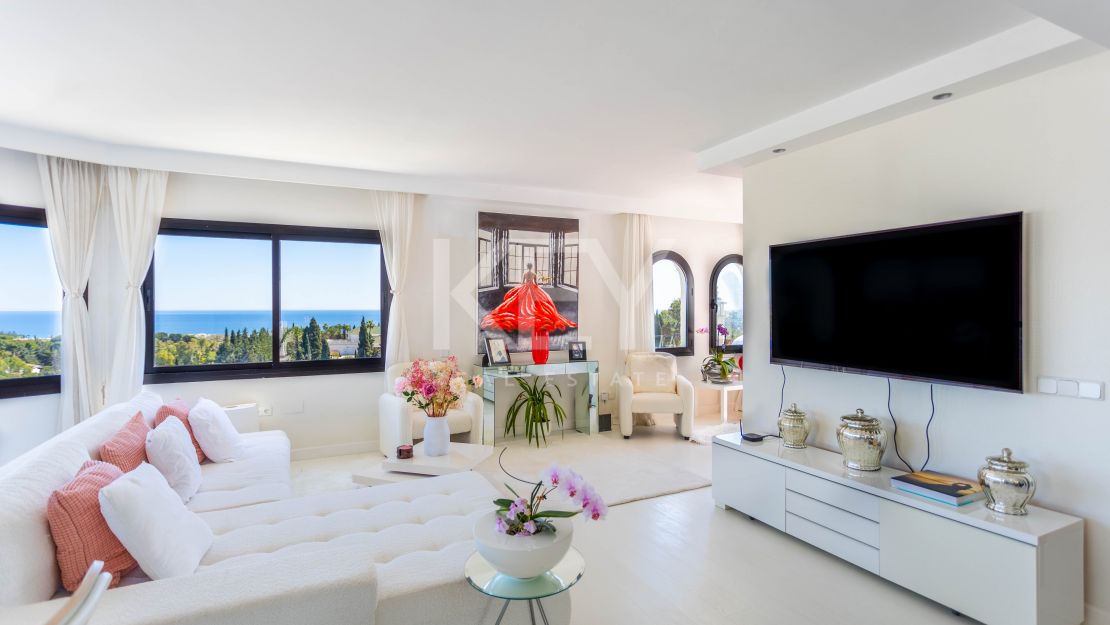 Penthouse with panoramic sea and mountain views in Marbella Golden Mile