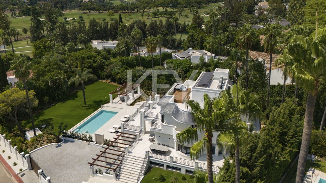 Современная вилла-шедевр с видом на гольф в Нуэва Андалусия