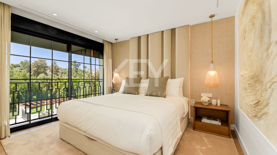 Современная вилла-шедевр с видом на гольф в Нуэва Андалусия