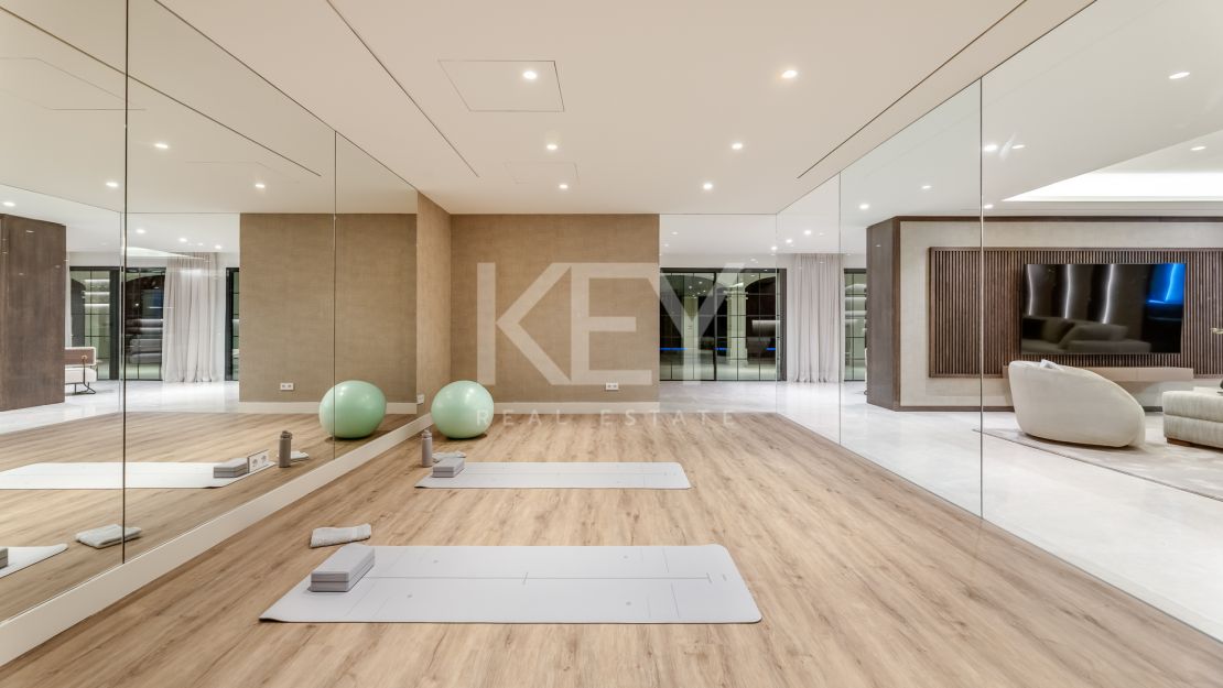 Современная вилла-шедевр с видом на гольф в Нуэва Андалусия