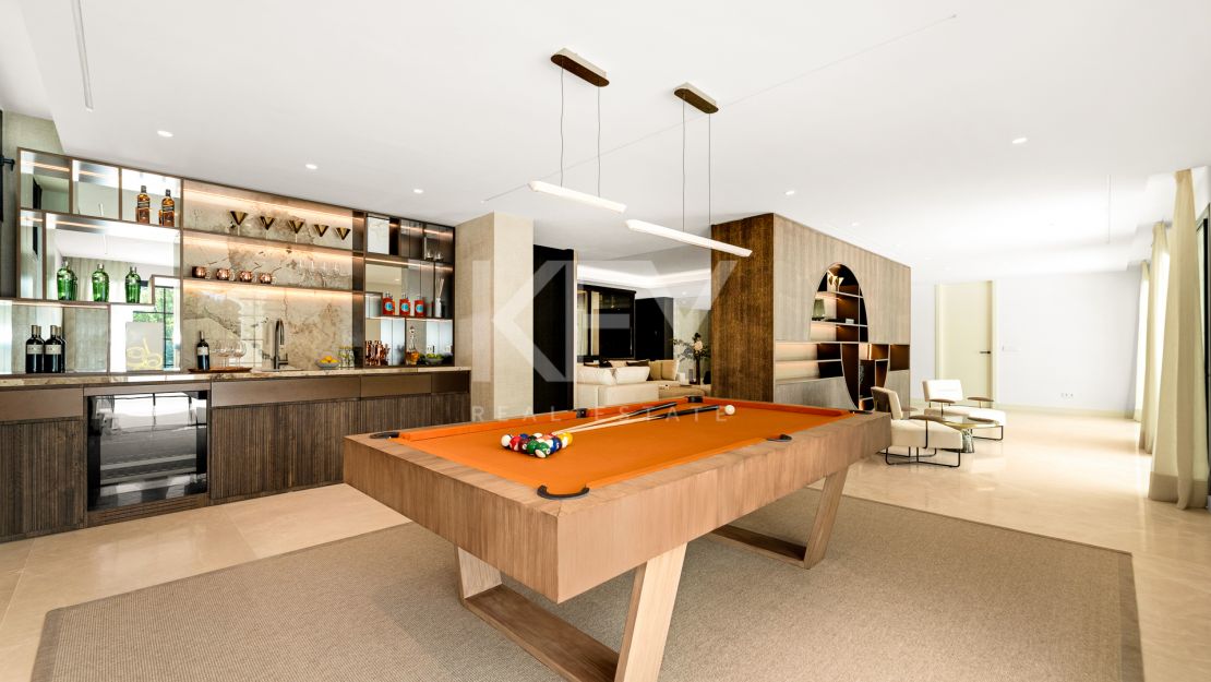 Современная вилла-шедевр с видом на гольф в Нуэва Андалусия