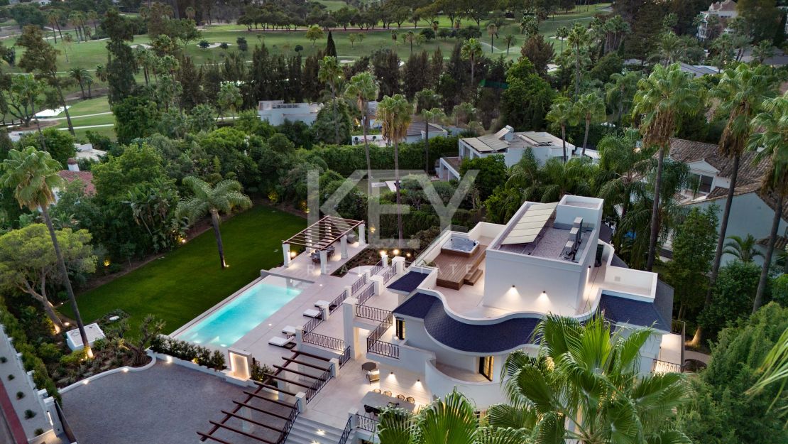 Современная вилла-шедевр с видом на гольф в Нуэва Андалусия