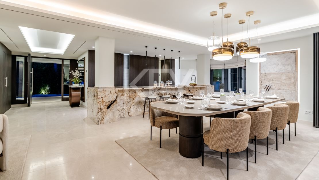 Современная вилла-шедевр с видом на гольф в Нуэва Андалусия