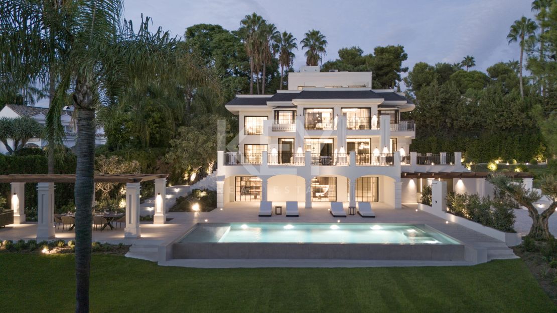 Современная вилла-шедевр с видом на гольф в Нуэва Андалусия