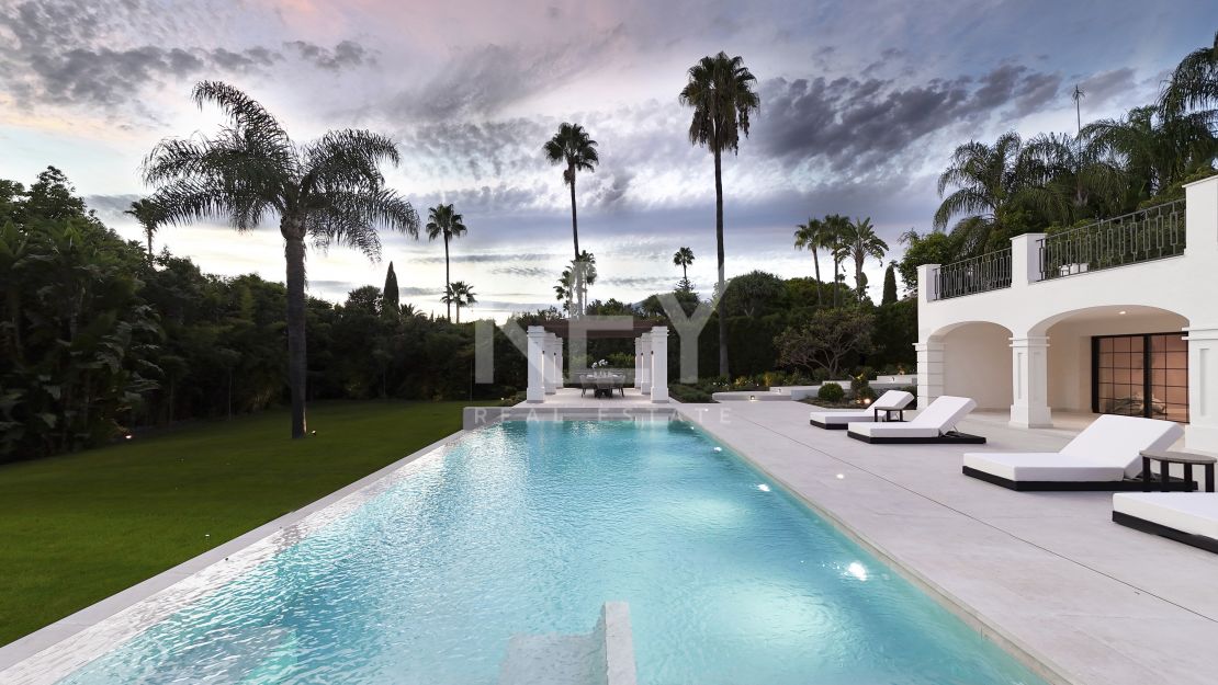 Современная вилла-шедевр с видом на гольф в Нуэва Андалусия