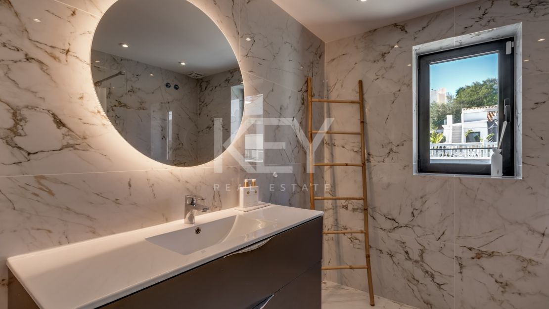 Современная вилла рядом с удобствами в Нуэва Андалусия