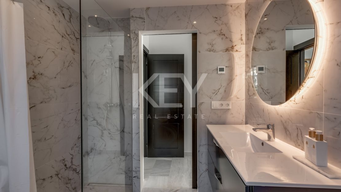 Современная вилла рядом с удобствами в Нуэва Андалусия