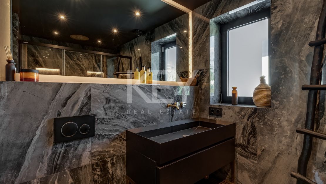 Современная вилла рядом с удобствами в Нуэва Андалусия