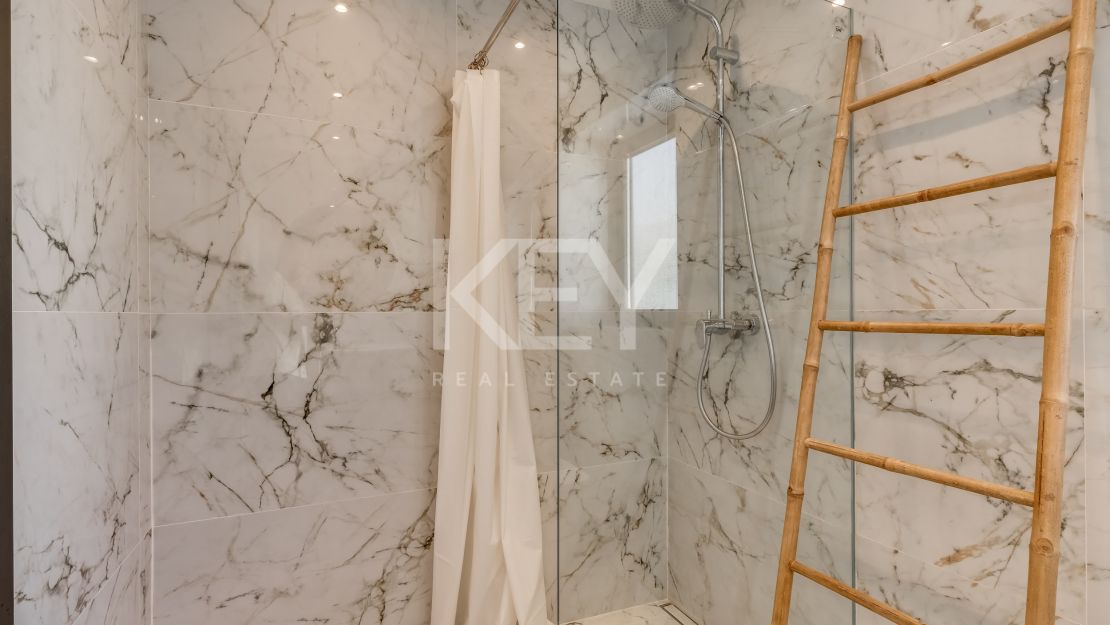 Современная вилла рядом с удобствами в Нуэва Андалусия