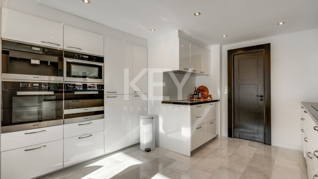 Современная вилла рядом с удобствами в Нуэва Андалусия