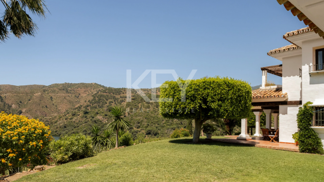 Andalusian finca with panoramic lake and mountain views near Marbella