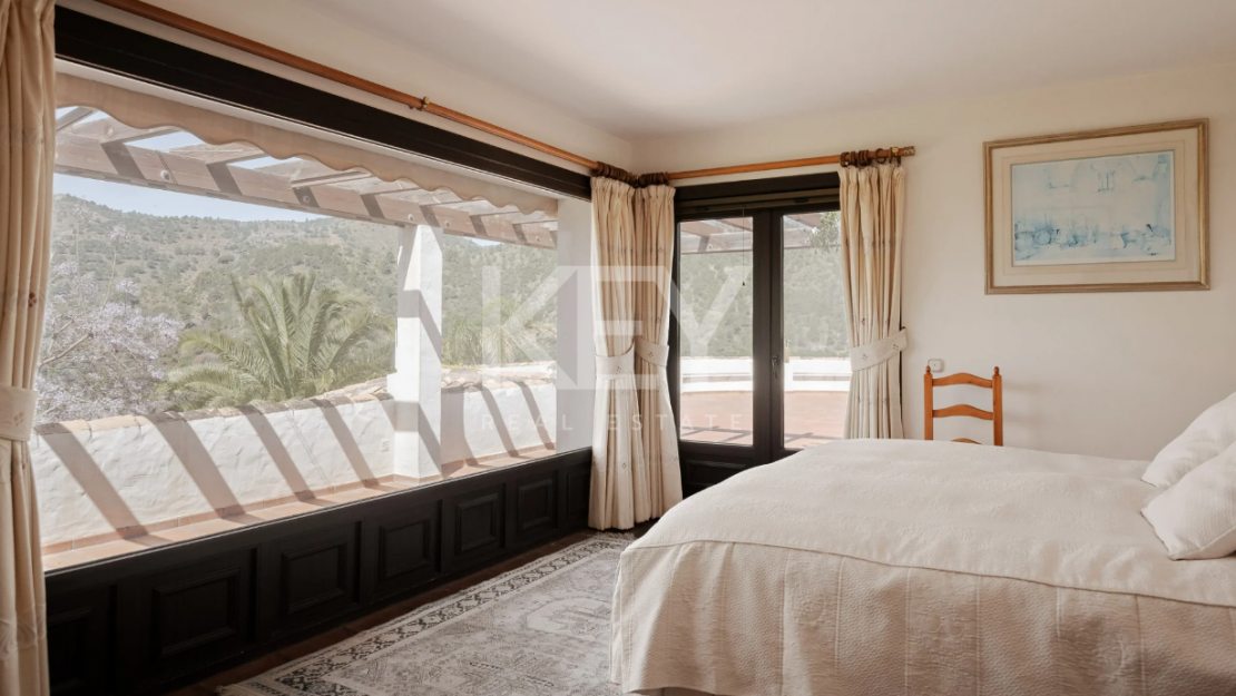 Andalusian finca with panoramic lake and mountain views near Marbella
