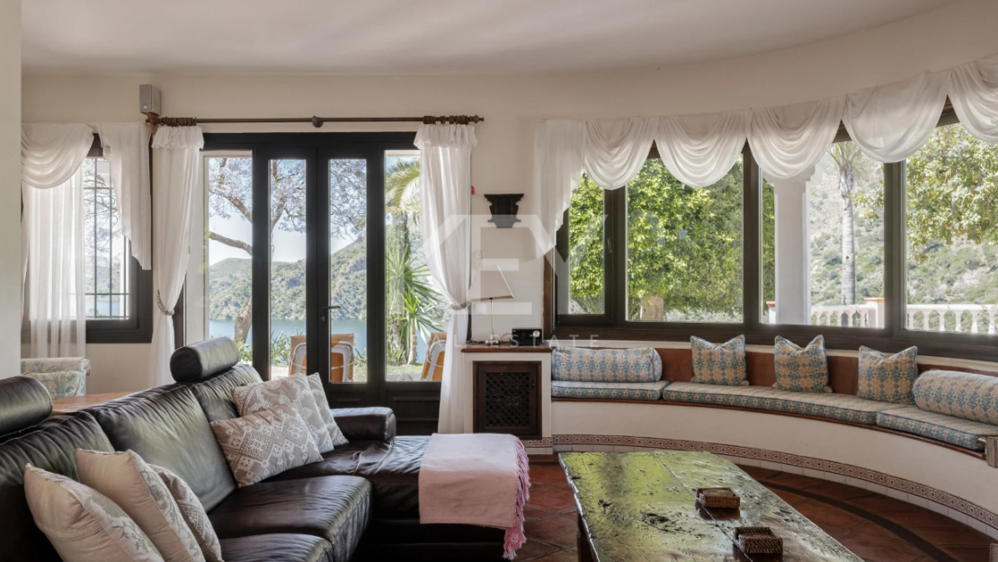 Andalusian finca with panoramic lake and mountain views near Marbella