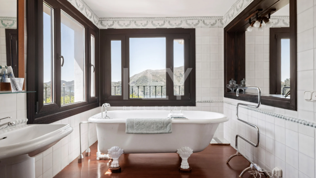 Andalusian finca with panoramic lake and mountain views near Marbella