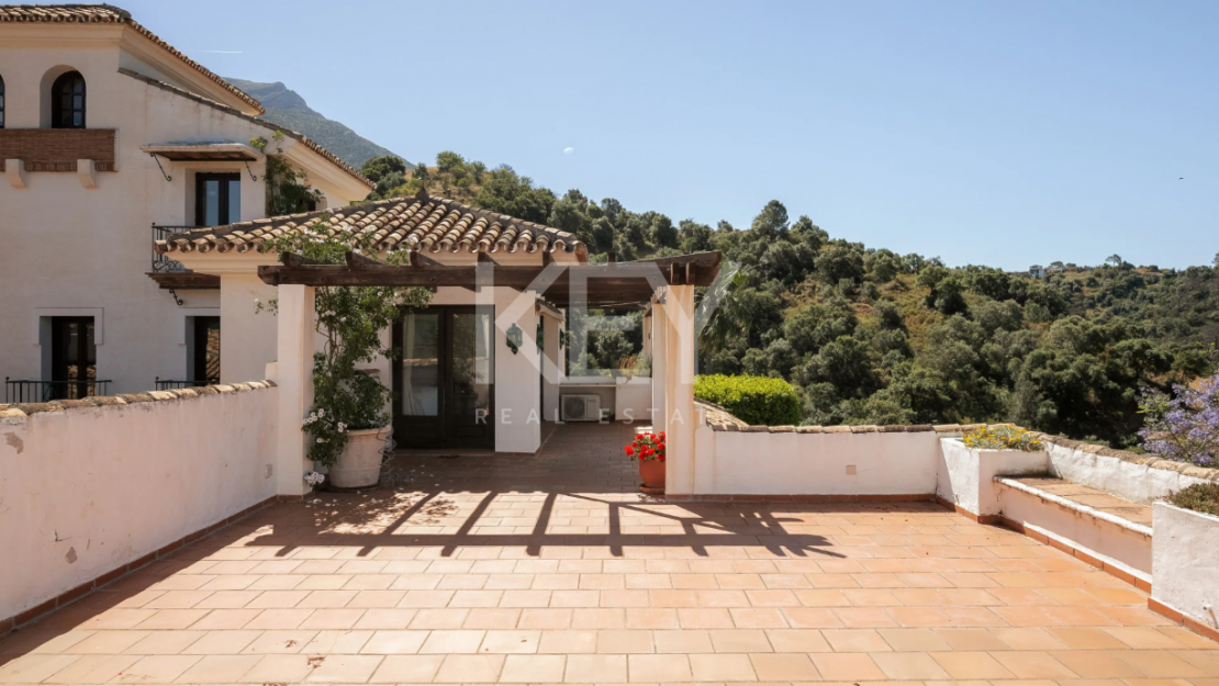Andalusian finca with panoramic lake and mountain views near Marbella
