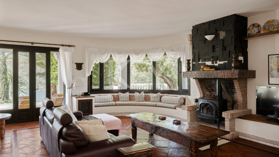 Andalusian finca with panoramic lake and mountain views near Marbella