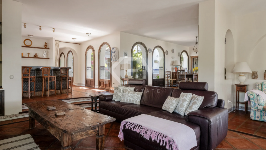 Andalusian finca with panoramic lake and mountain views near Marbella