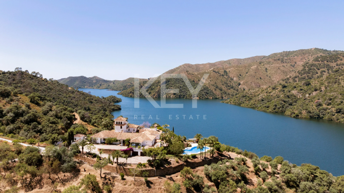 Andalusian finca with panoramic lake and mountain views near Marbella