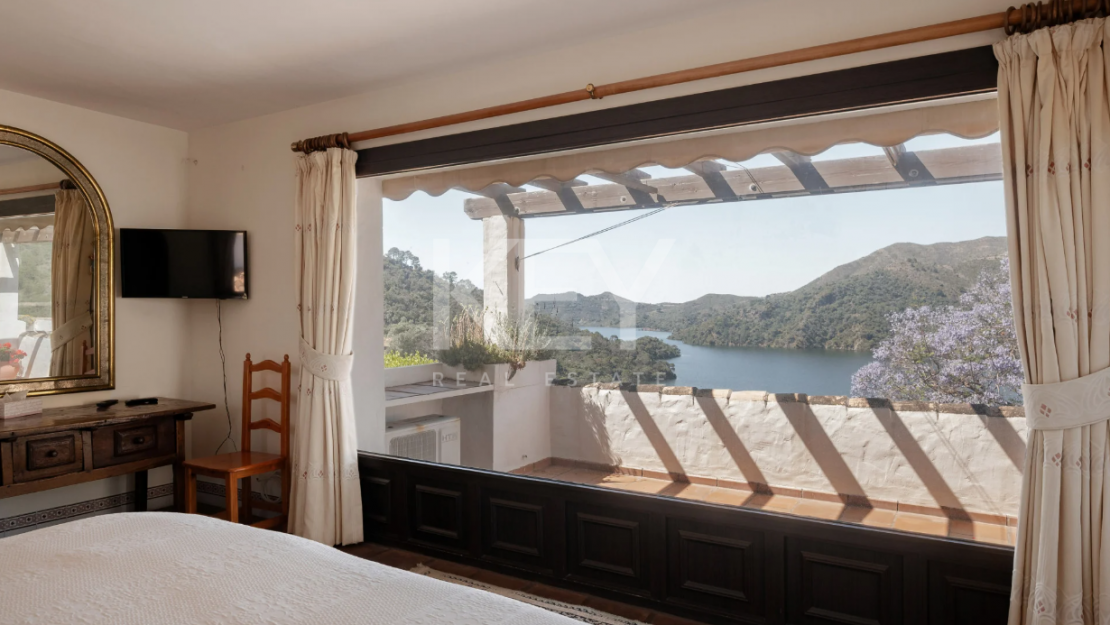 Andalusian finca with panoramic lake and mountain views near Marbella