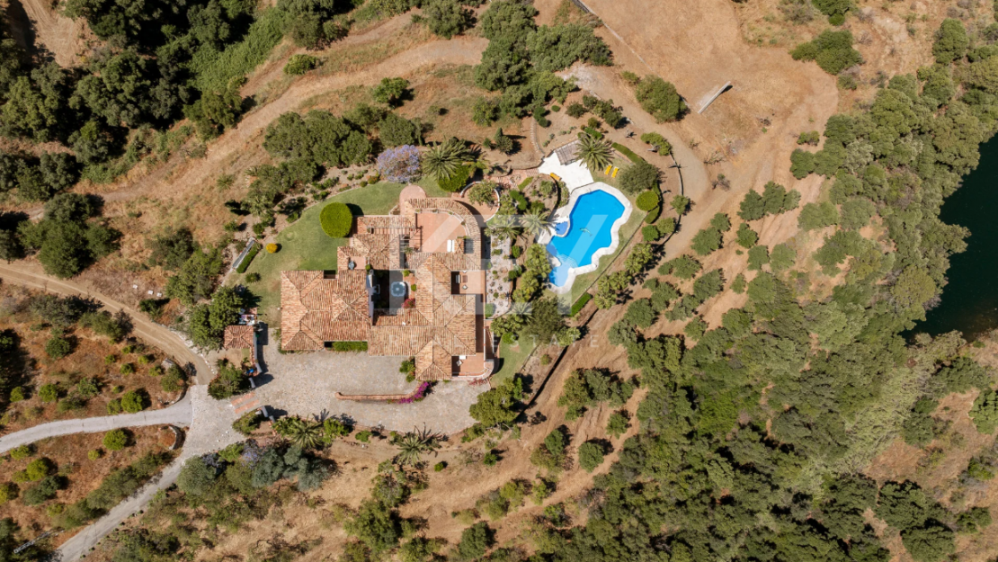 Andalusian finca with panoramic lake and mountain views near Marbella