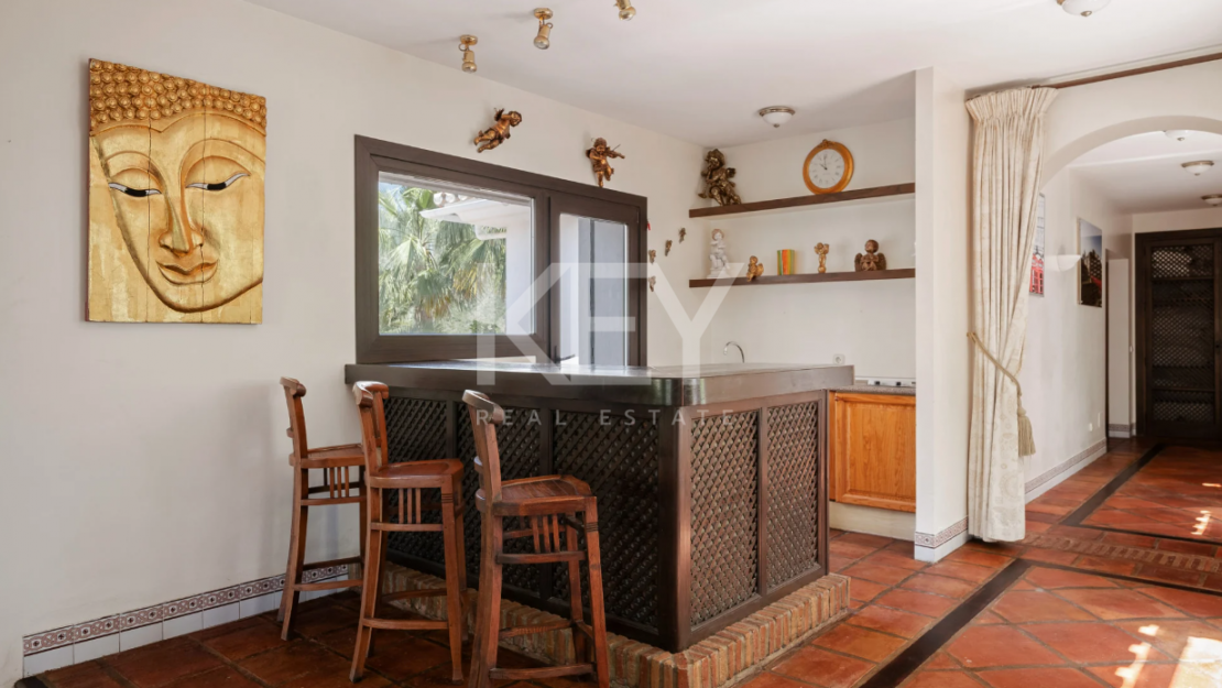 Andalusian finca with panoramic lake and mountain views near Marbella