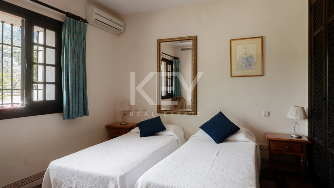 Andalusian finca with panoramic lake and mountain views near Marbella