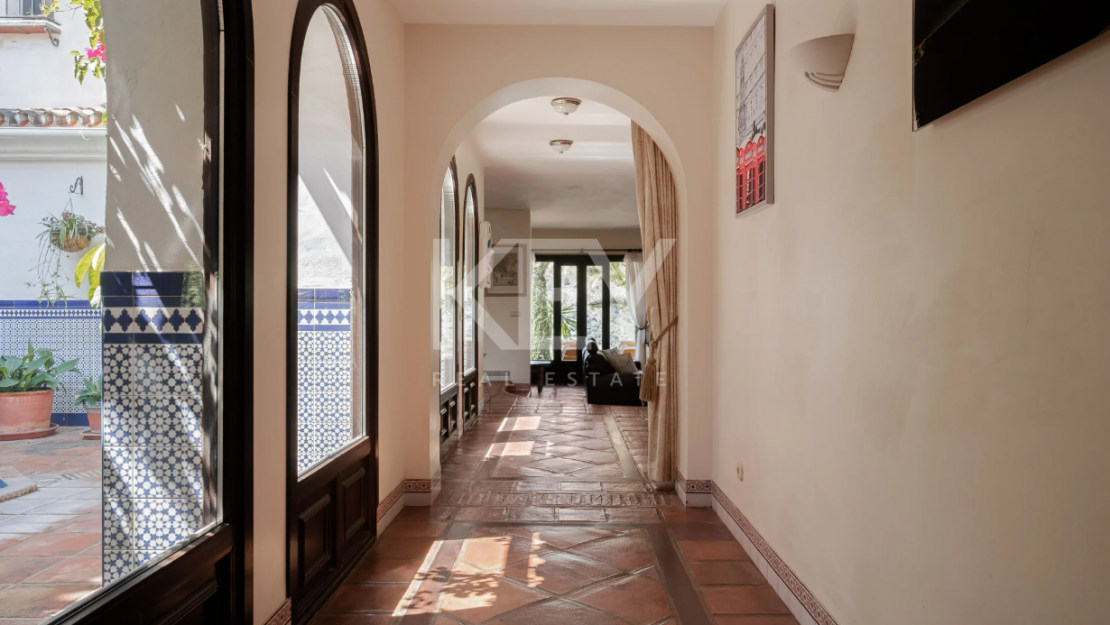 Andalusian finca with panoramic lake and mountain views near Marbella