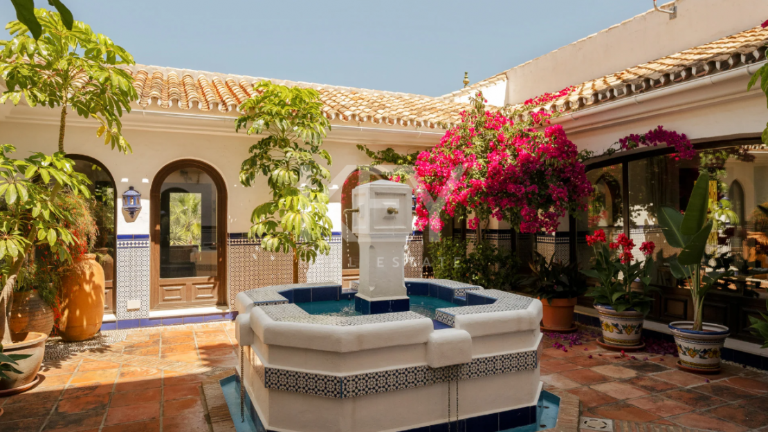 Andalusian finca with panoramic lake and mountain views near Marbella